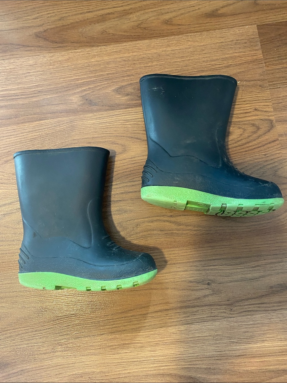 ✨8/$10. George. Toddler Black Rubber Rain Boots with Green Sole. Size T8